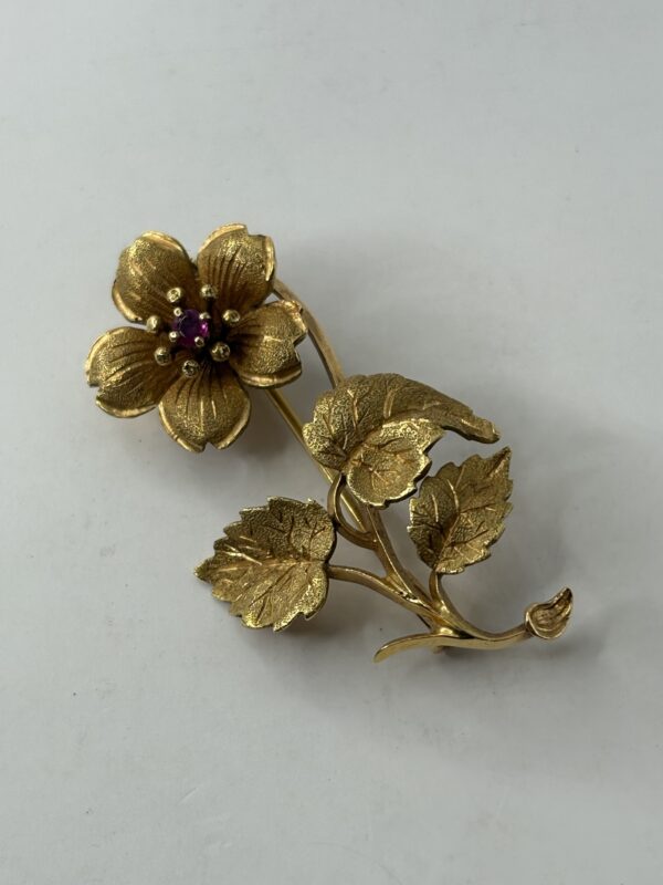 Broche et rubis - Or 18 Carats - 7.46 Grammes