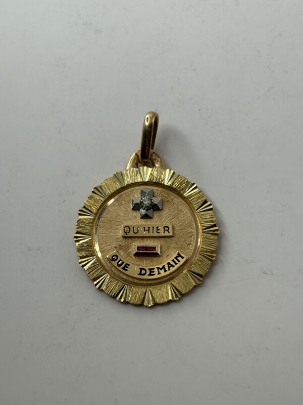 Pendentif Médaille d’Amour - Augis - Or 18k avec diamant et rubis - 3g