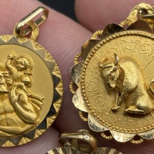 Deux pendentifs Or 18K - médaille religieuse 1.72g - Taureau 3.39g